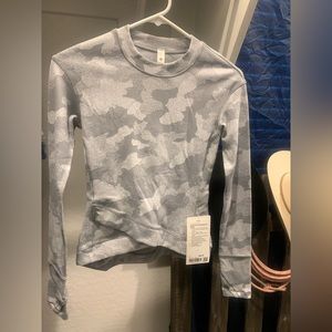 Lululemon Close to Crossing Long Sleeve Thermal Camo xs 2 gray white